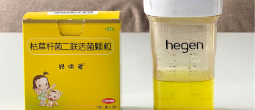 过度喂养易发生消化不良，采用饮食调整与妈咪爱来纠正